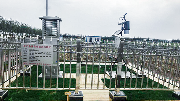 與會(huì)領(lǐng)導(dǎo)參觀梨樹縣耕地質(zhì)量與黑土地保護(hù)示范區(qū)監(jiān)測點(diǎn)