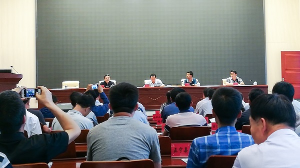 會議現場，崔增團做重要講話