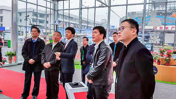 浙江省政協副主席、黨組成員黃旭明蒞臨展位聽取浙江省數字農業系統介紹匯報